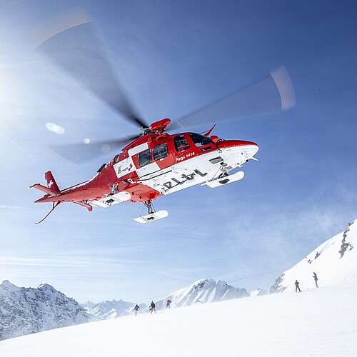 Ist die Rega noch im Anflug, können Ärztinnen und Ärzte wichtige Vorarbeit leisten, um verletzten Wintersportlerinnen und ‑sportlern zu helfen. Bild: Rega