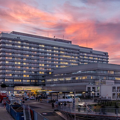 Dank des Engagements von Studierenden hat sich die Universität Lausanne punkto Nachhaltigkeit verbessert. Im Bild das Centre hospitalier universitaire vaudois (CHUV), wo die Vorlesungen der medizinischen Fakultät stattfinden. Bild: CHUV