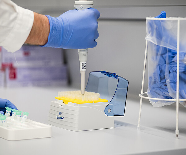 Probevorbereitung für die behördliche Chargenfreigabe der Impfstoffe im Swissmedic-Labor OMCL. Bild: Swissmedic