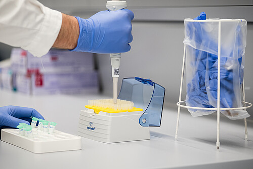 Probevorbereitung für die behördliche Chargenfreigabe der Impfstoffe im Swissmedic-Labor OMCL. Bild: Swissmedic