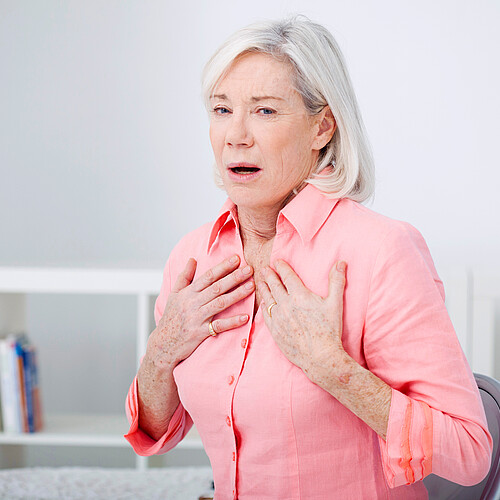 Die akute Herzinsuffizienz, die sich häufig durch Dyspnoe äussert, führt oft zu Notfallkonsultationen und ist mit langen Spitalaufenthalten und hoher Mortalität verbunden. Bild: Adobe Stock / RFBSIP