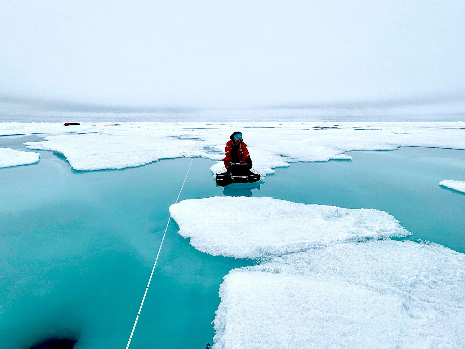 Das Meereis hat grossen Einfluss auf das Klima. Messungen, wie diese hier von Matthias Jaggi, sollen helfen, dessen Entwicklung vorherzusagen. Bild: Ruzica Dadic (SLF), CONTRASTS AWI Expedition, Arktischer Ozean 2025