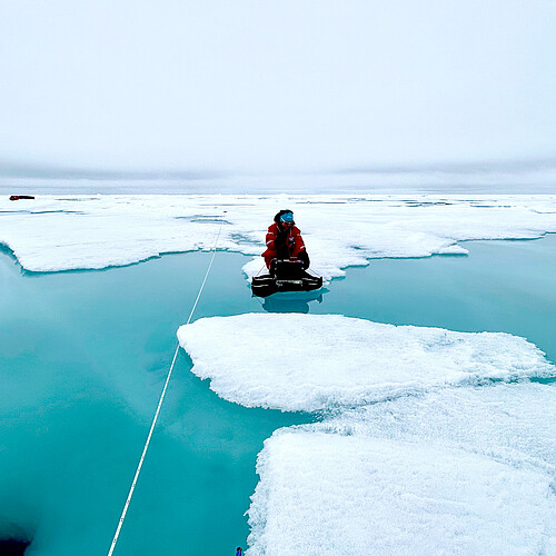 Das Meereis hat grossen Einfluss auf das Klima. Messungen, wie diese hier von Matthias Jaggi, sollen helfen, dessen Entwicklung vorherzusagen. Bild: Ruzica Dadic (SLF), CONTRASTS AWI Expedition, Arktischer Ozean 2025