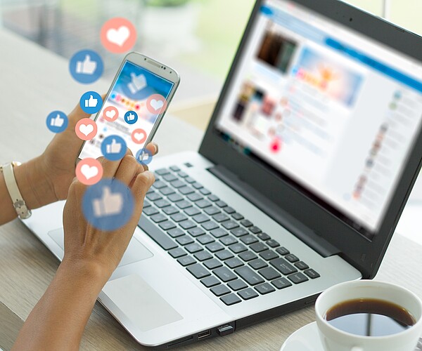 Emotionale Inhalte bekommen in den sozialen Netzwerken viele Reaktionen und werden von Algorithmen bevorzugt. Bild: Adobe Stock / Urupong