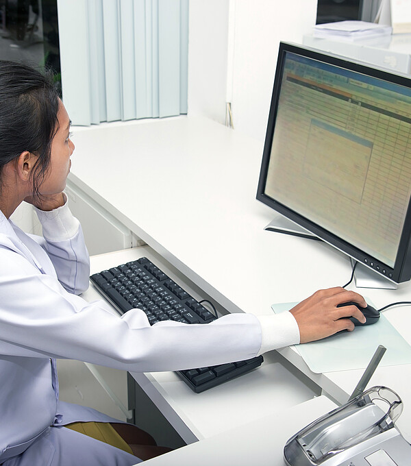 Environ la moitié des médecins suisses qualifient d’inefficace leur système d’information clinique utilisé à l’hôpital ou en cabinet, comme en témoigne une récente étude. Photo: Adobe Stock / milkovasa