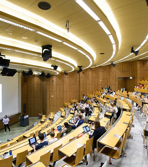 Wie wird die ärztliche Weiterbildung umgesetzt? Die vom SIWF anerkannten Weiterbildungsstätten werden regelmässig reevaluiert. Dabei spielen auch vsao-Mitglieder eine wichtige Rolle. Bild: USZ / Christoph Stulz