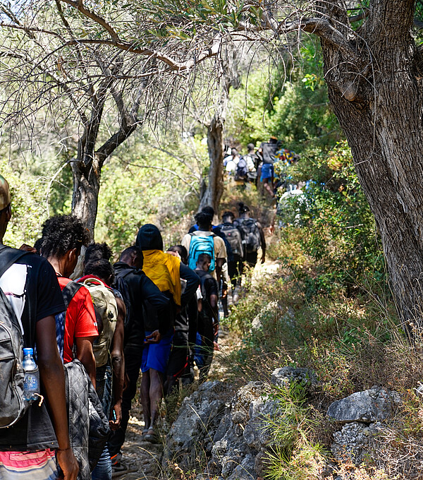 Des réfugiés nouvellement arrivés empruntent un chemin rocailleux sur l’île de Samos. Beaucoup se cachent dans les collines ou les montagnes après leur arrivée, par crainte, selon leurs dires, d’être repérés par les forces frontalières et renvoyés. Photo: Alice Gotheron/MSF