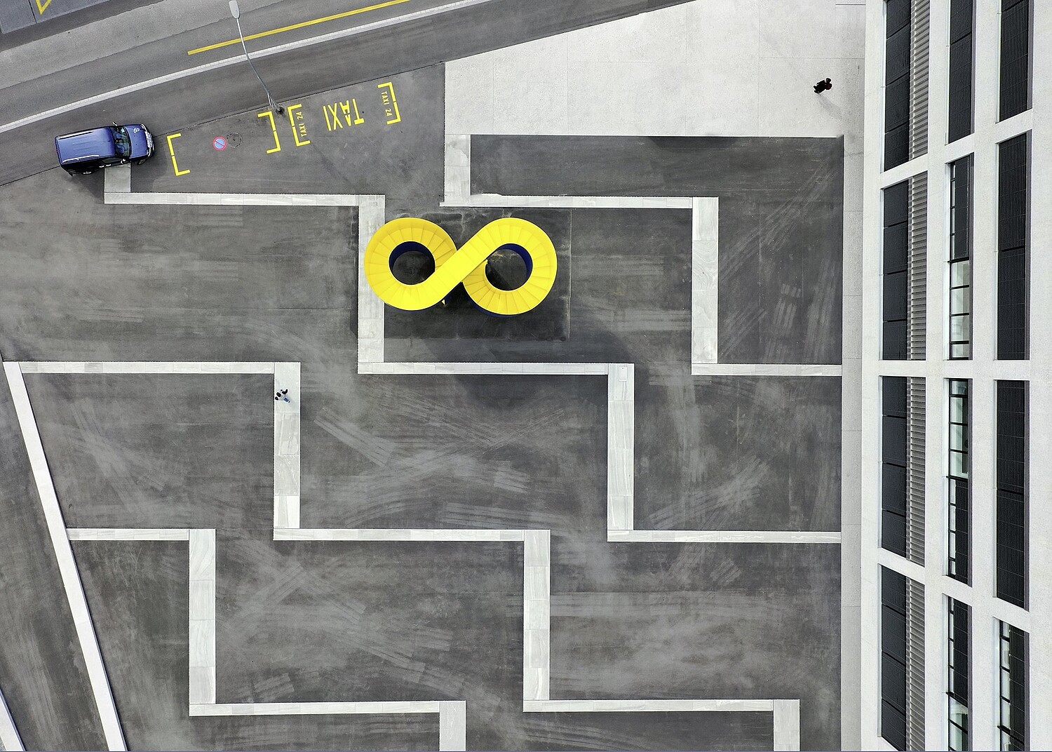 Die «8» des Künstlers Not Vital belebt den Spitalplatz des KSGR. Bild: Ralph Feiner