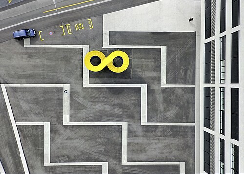 Die «8» des Künstlers Not Vital belebt den Spitalplatz des KSGR. Bild: Ralph Feiner