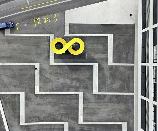 Die «8» des Künstlers Not Vital belebt den Spitalplatz des KSGR. Bild: Ralph Feiner