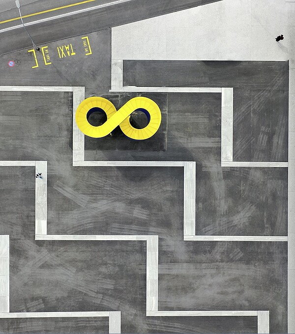 Die «8» des Künstlers Not Vital belebt den Spitalplatz des KSGR. Bild: Ralph Feiner