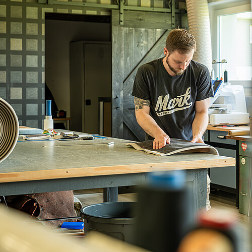 Als Sattler übt Manu Mark ein Handwerk aus, das seltener wird.