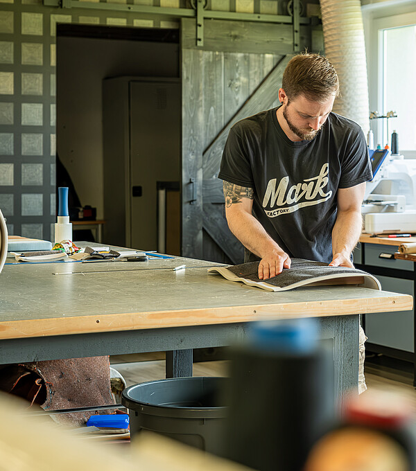 Als Sattler übt Manu Mark ein Handwerk aus, das seltener wird.