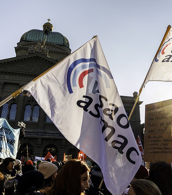 Auch der vsao war an der Kundgebung des Gesundheitspersonals, das auf dem Bundesplatz für bessere Arbeitsbedingungen demonstrierte, präsent. Bild: Severin Nowacki