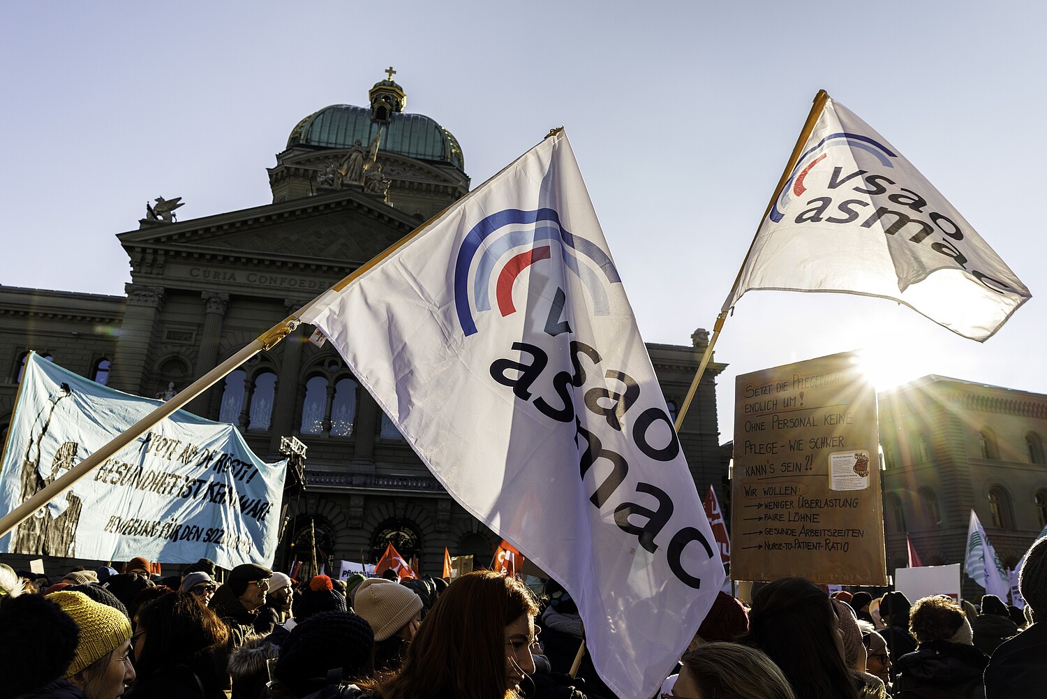 Auch der vsao war an der Kundgebung des Gesundheitspersonals, das auf dem Bundesplatz für bessere Arbeitsbedingungen demonstrierte, präsent. Bild: Severin Nowacki