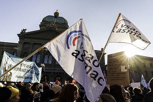 Auch der vsao war an der Kundgebung des Gesundheitspersonals, das auf dem Bundesplatz für bessere Arbeitsbedingungen demonstrierte, präsent. Bild: Severin Nowacki