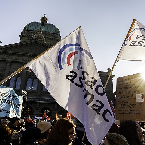 Auch der vsao war an der Kundgebung des Gesundheitspersonals, das auf dem Bundesplatz für bessere Arbeitsbedingungen demonstrierte, präsent. Bild: Severin Nowacki