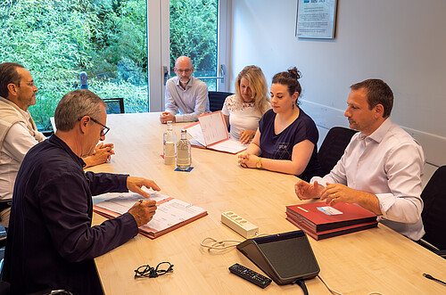 Aboutissement de longues négociations: l’ASMAVal et l’Hôpital du Valais lors de la signature de la nouvelle CCT. Photo: Hôpital du Valais.