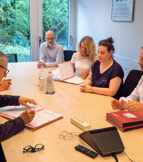 Das Ergebnis langer Verhandlungen: Die ASMAVal und das Spital Wallis anlässlich der Unterzeichnung des neuen GAVs. Bild: Spital Wallis