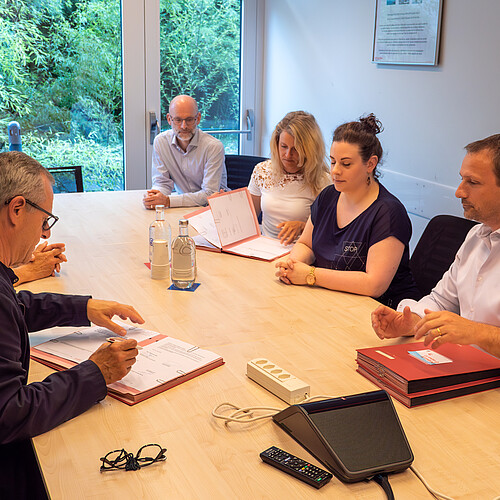Das Ergebnis langer Verhandlungen: Die ASMAVal und das Spital Wallis anlässlich der Unterzeichnung des neuen GAVs. Bild: Spital Wallis