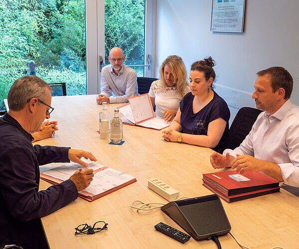 Das Ergebnis langer Verhandlungen: Die ASMAVal und das Spital Wallis anlässlich der Unterzeichnung des neuen GAVs. Bild: Spital Wallis