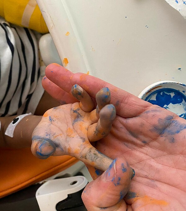 Art-thérapie en unités de soins intensifs. Photo: Association à côté de toi