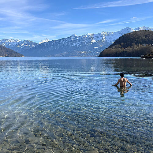 Baden in kaltem Wasser liegt im Trend – doch ist es wirklich so gesund, wie oft propagiert? Bild: zvg