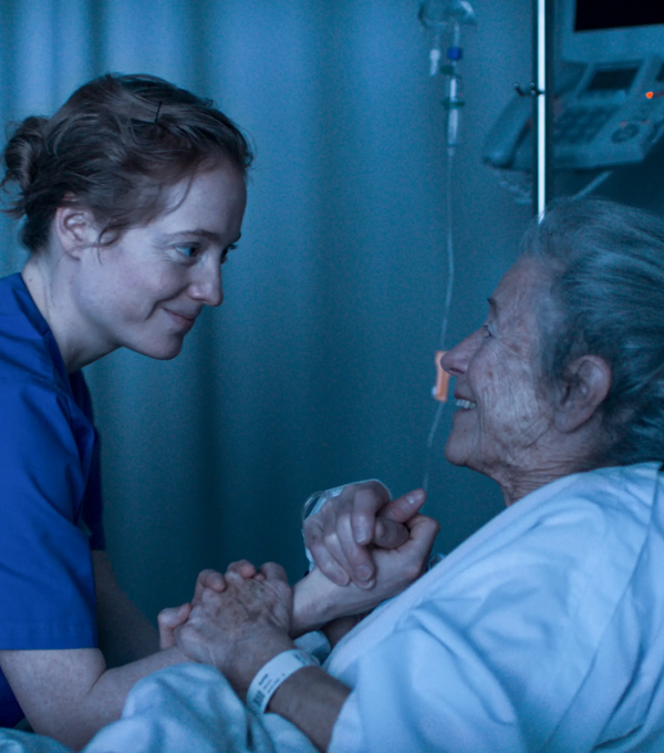 Einer der vielen starken Momente des Films «Heldin»: Pflegefachfrau Floria gelingt es, eine verwirrte Patientin mit einem gemeinsam gesungenen Lied zu beruhigen.  Bild: www.heldin-film.ch