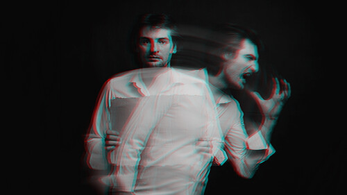 Abstract blurry portrait of a schizophrenic man with mental disorders and bipolar split personality Les personnes schizophrènes présentant un risque élevé de commettre des actes violents graves ont souvent des antécédents spécifiques, notamment un manque de conscience de leur maladie et une motivation insuffisante pour suivre un traitement. Photo: Adobe Stock / alexkoral