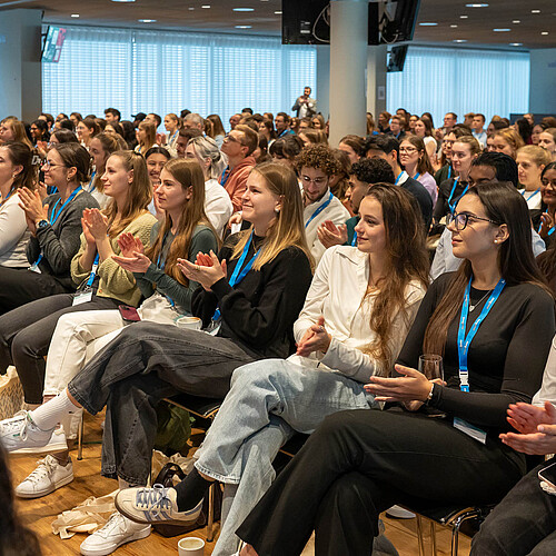 Ein voller Saal: Rund 500 Medizinstudierende und junge Ärztinnen und Ärzte nahmen am Laufbahnkongress medifuture teil. Bild: Yanik Gasser/pixters.ch