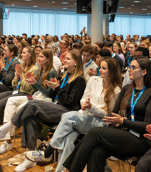 Ein voller Saal: Rund 500 Medizinstudierende und junge Ärztinnen und Ärzte nahmen am Laufbahnkongress medifuture teil. Bild: Yanik Gasser/pixters.ch