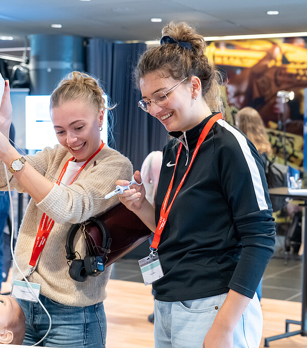 Der Laufbahnkongress medifuture bietet nicht nur spannende Referate, sondern auch die Möglichkeit, selbst aktiv zu werden. Bild: Yanik Gasser, Pixters Fotografie