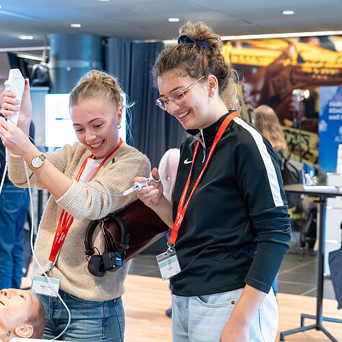 Der Laufbahnkongress medifuture bietet nicht nur spannende Referate, sondern auch die Möglichkeit, selbst aktiv zu werden. Bild: Yanik Gasser, Pixters Fotografie