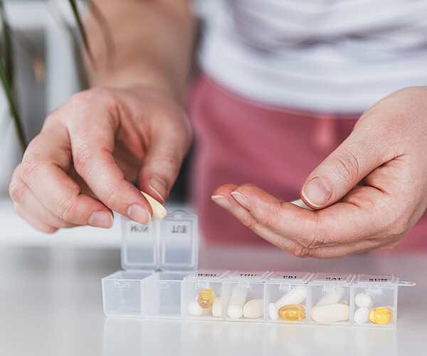 La dose est-elle adaptée? D’après certaines sources bibliographiques, les femmes auraient souvent besoin de doses plus faibles que les hommes. Image: Adobe Stock / Lena Ivanova