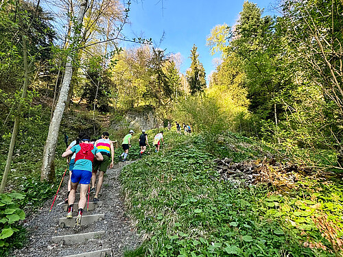 Everesting sur l’Uetliberg: des coureurs gravissent la «montagne» de Zurich plusieurs fois – idéalement jusqu’à atteindre l’équivalent de la hauteur du mont Everest. Photo: X Uetli