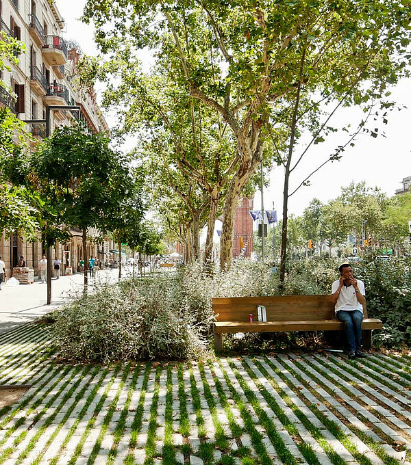 Grâce à la désimperméabilisation des surfaces urbaines, l’eau de pluie peut être stockée localement et s’évaporer en période de chaleur. Un exemple réussi: le Passeig de Sant Joan à Barcelone. Photo: Adrià Goula
