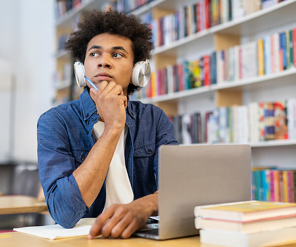 Gemäss Schätzungen verbringen wir bis zur Hälfte unserer Wachzeit mit Tagträumen. Bild: Adobe Stock