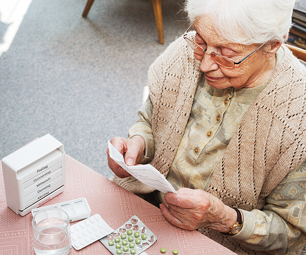 Polymedikation ist vor allem bei älteren Personen weitverbreitet – und nicht unproblematisch. Bild: Adobe Stock / Ingo Bartussek