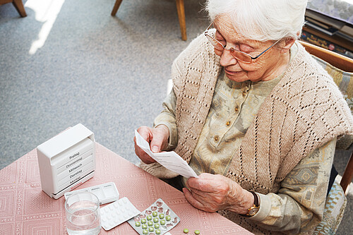 Elderly woman with pills La polymédication est particulièrement fréquente chez les personnes âgées – et elle n’est pas sans risques. Photo: Adobe Stock / Ingo Bartussek