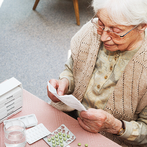 Polymedikation ist vor allem bei älteren Personen weitverbreitet – und nicht unproblematisch. Bild: Adobe Stock / Ingo Bartussek