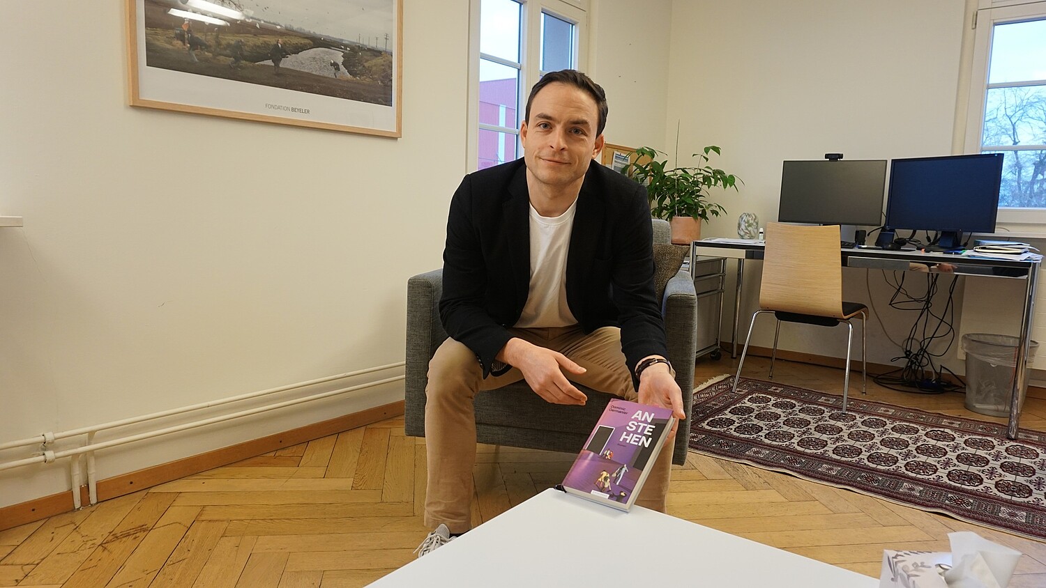 «Anstehen» ist der Erstling des Basler Psychiaters Dominic Germanier, hier an seinem Arbeitsplatz in der Psychiatrie Baselland. Bild: Stephanie Naujoks, Psychiatrie Baselland