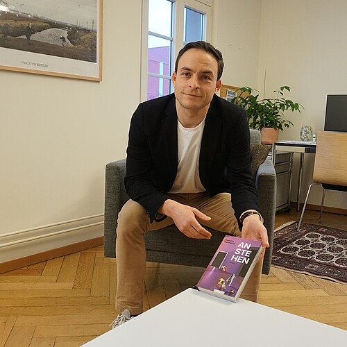 «Anstehen» ist der Erstling des Basler Psychiaters Dominic Germanier, hier an seinem Arbeitsplatz in der Psychiatrie Baselland. Bild: Stephanie Naujoks, Psychiatrie Baselland