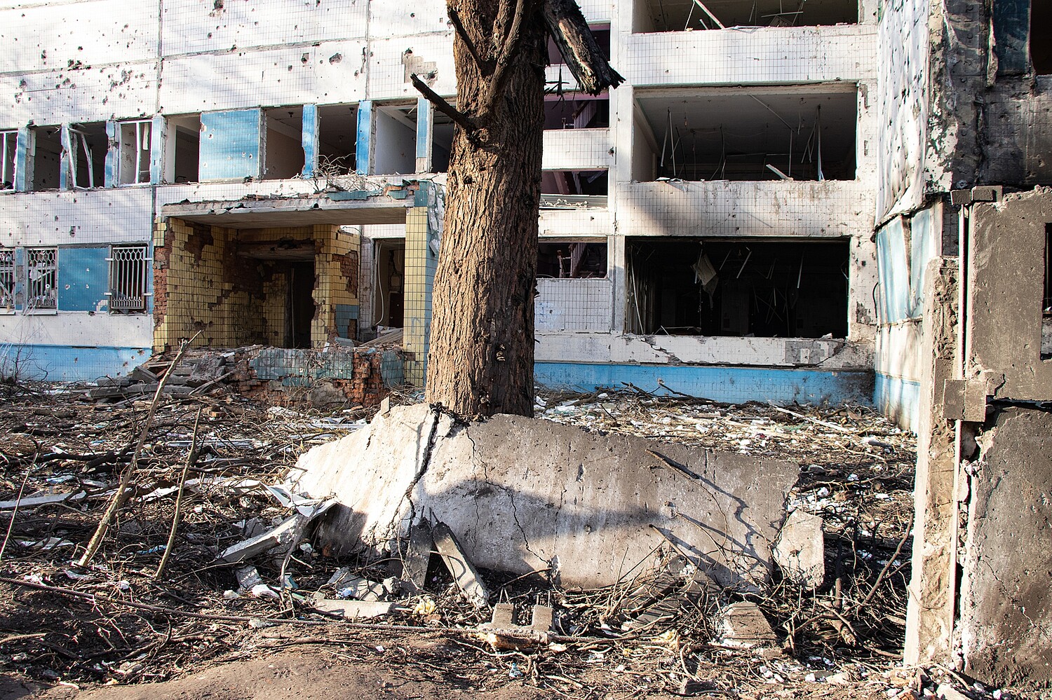 Angriffe auf Gesundheitseinrichtungen sind in den letzten Jahren deutlich häufiger geworden. Im Bild die durch einen russischen Raketenangriff zerstörte Frauenklinik in Dnipro/Ukraine. Bild: Adobe Stock / Victoria Kotlyarchuk