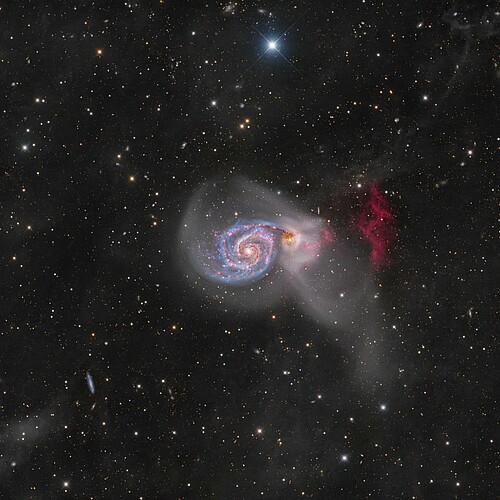 Die Galaxie Messier 51. Das Bild wurde erstellt durch das Kombinieren von 500+ Stunden an Daten, aufgenommen von Schweizer und anderen Astrofotografen des «Deep Sky Collective». Diese Aufnahme macht rotes Wasserstoffgas sichtbar, das aus der Galaxie herausströmt (rechts im Bild). Bild: 2023 Deep Sky Collective