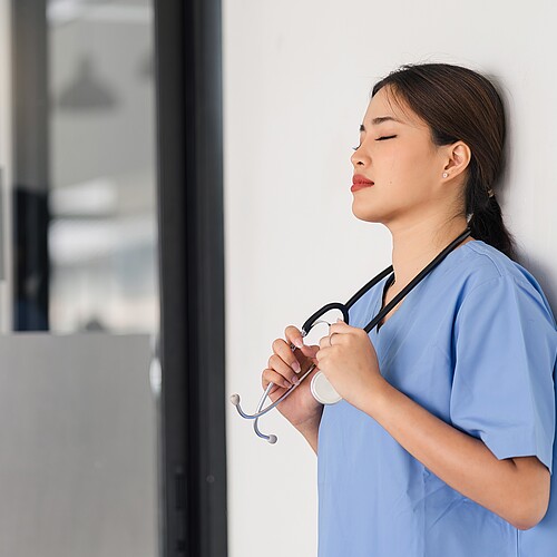 Augen zu und eine Minute lang tief atmen. Gerade in Stresssituationen sind solche Kurzpausen wichtig. Bild: Adobe Stock / kenchiro168