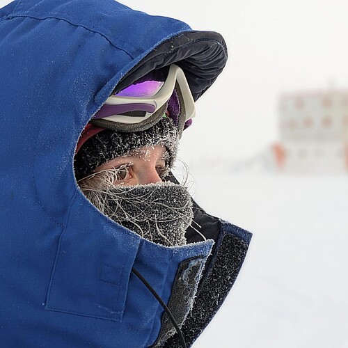 Ohne warme Kleidung geht nichts: die Ärztin Jessica Studer in der Antarktis. Bild: IPEV/PNRA/ESA