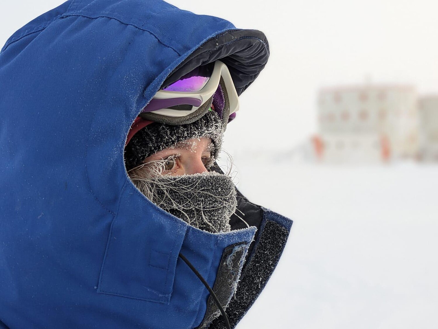 Ohne warme Kleidung geht nichts: die Ärztin Jessica Studer in der Antarktis. Bild: IPEV/PNRA/ESA