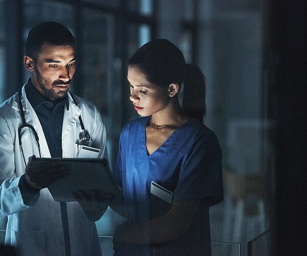 Personen, die nachts arbeiten, sind besonders vulnerabel. Um gesund zu bleiben, benötigen sie besonderen Schutz. Bild: Adobe Stock / ReeseArcurs/peopleimages.com