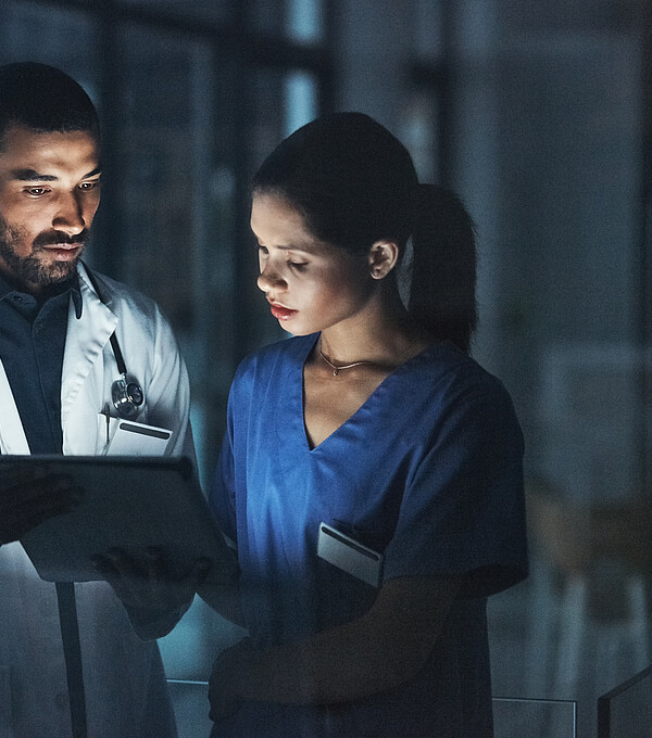 Personen, die nachts arbeiten, sind besonders vulnerabel. Um gesund zu bleiben, benötigen sie besonderen Schutz. Bild: Adobe Stock / ReeseArcurs/peopleimages.com