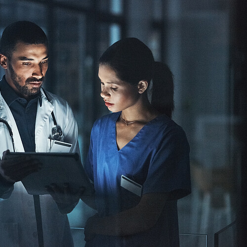 Personen, die nachts arbeiten, sind besonders vulnerabel. Um gesund zu bleiben, benötigen sie besonderen Schutz. Bild: Adobe Stock / ReeseArcurs/peopleimages.com